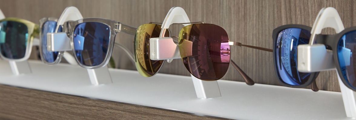 locking eyewear display, locking sunglasses countertop display, retail sunglasses lockable, reduce theft for sunglasses