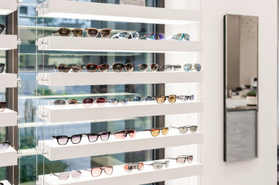 displays for glasses in window, window retail display, floating window display for glasses, sunglasses window display, retail optical store design