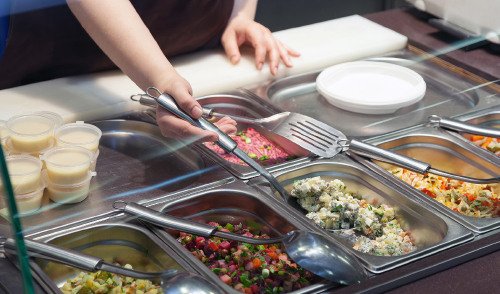 PASTRY CHEF WORKING WITH ICING