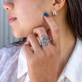 Sterling silver jellyfish ring on models hand