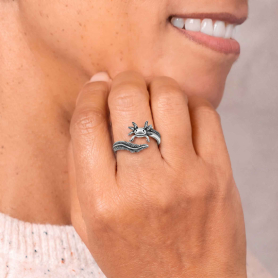 Axolotl Ring on Womans hand