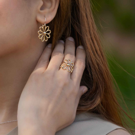 Bronze Openwork Single Daisy Ring on hand